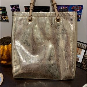 Fashionable tote bag